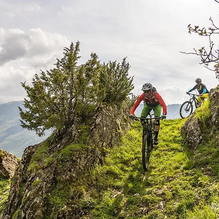 Pour 8 Personnes Au Pied Des Montagnes *